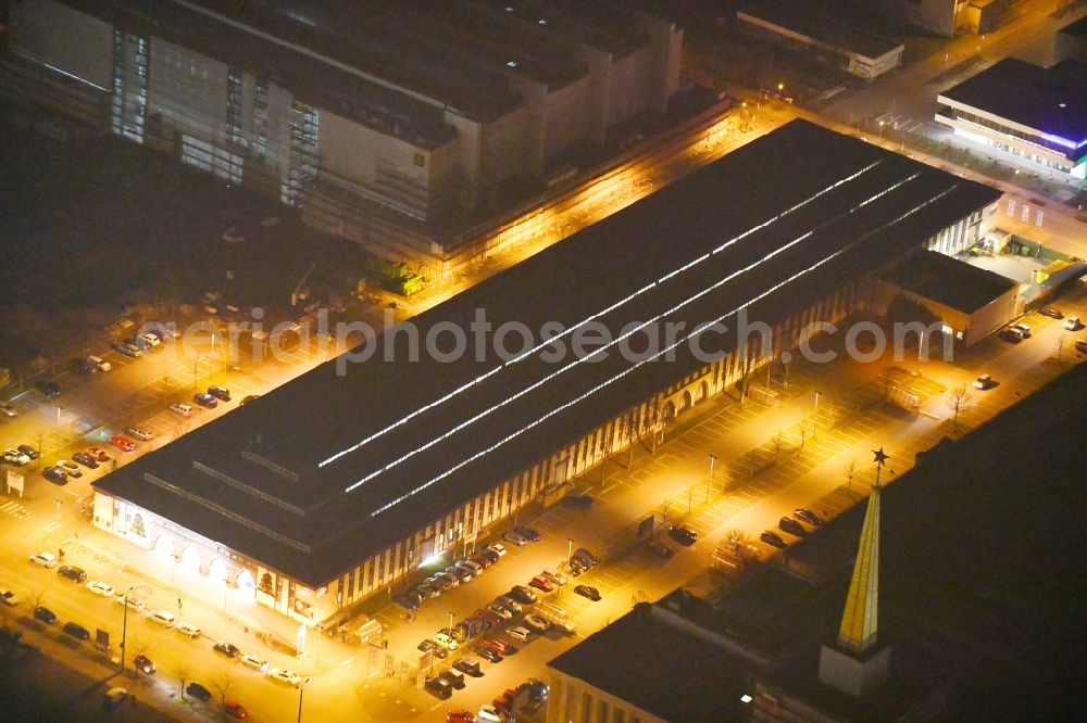 Aerial photograph at night Leipzig - Night lighting Building of the shopping center Str. of 18. Oktober corner Szendreistrasse in the district Zentrum-Suedost in Leipzig in the state Saxony, Germany