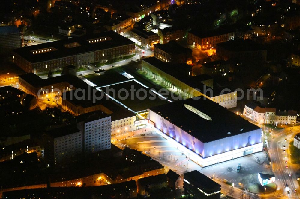 Weimar at night from the bird perspective: Night lighting Building of the shopping center Weimar Atrium on Friedensstrasse in Weimar in the state Thuringia, Germany