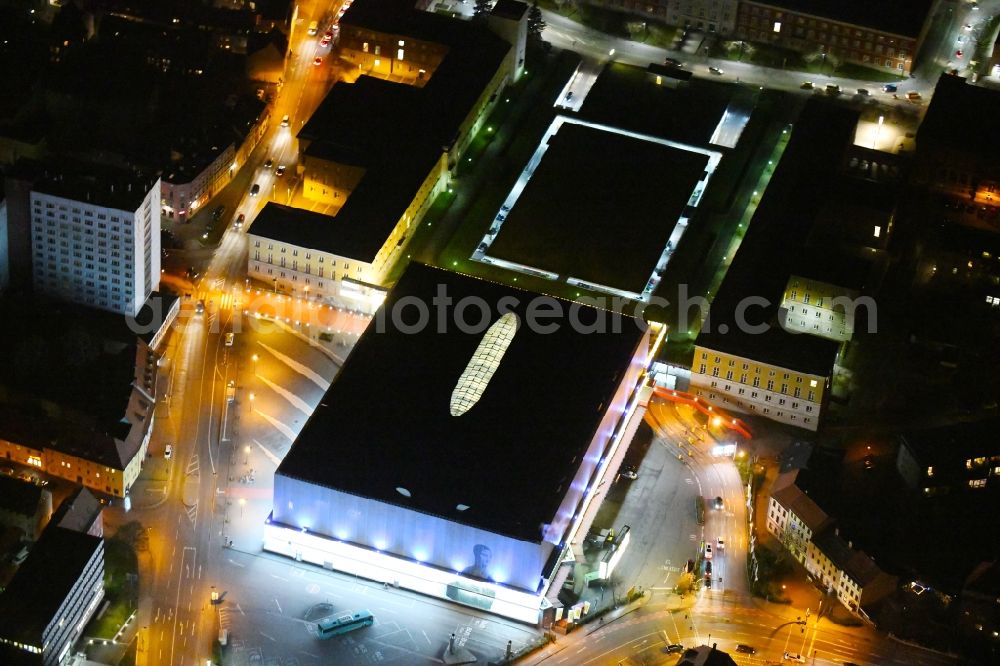 Weimar at night from the bird perspective: Night lighting Building of the shopping center Weimar Atrium on Friedensstrasse in Weimar in the state Thuringia, Germany