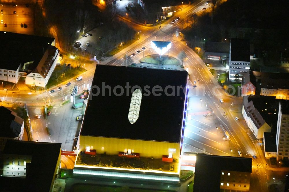 Weimar at night from the bird perspective: Night lighting Building of the shopping center Weimar Atrium on Friedensstrasse in Weimar in the state Thuringia, Germany