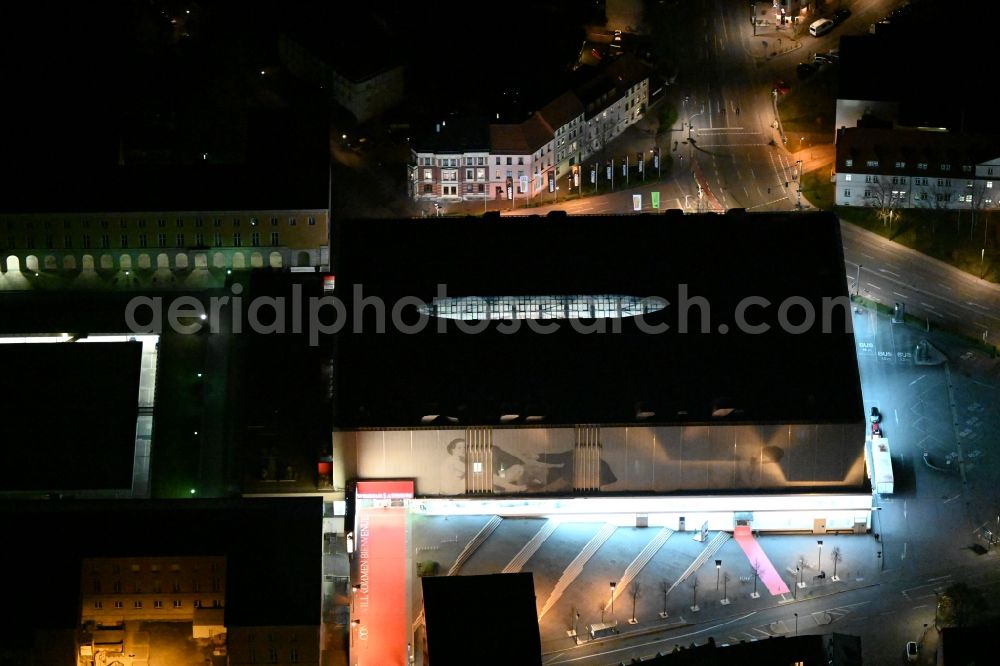 Weimar at night from the bird perspective: Night lighting building of the shopping center Weimar Atrium on Friedensstrasse in Weimar in the state Thuringia, Germany