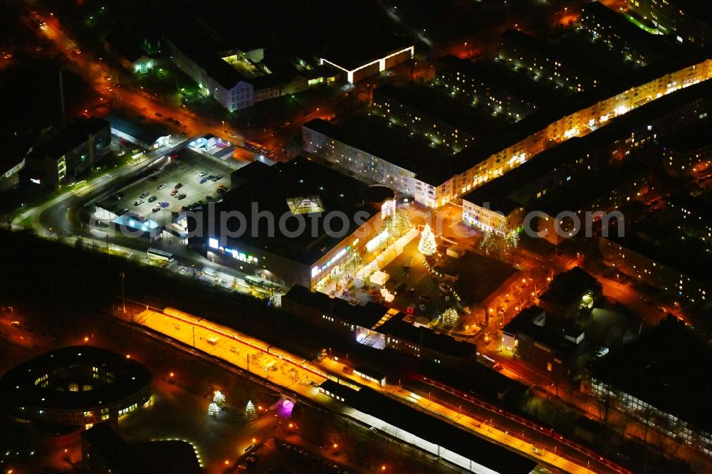 Hennigsdorf at night from the bird perspective: Night lighting Building of the shopping center between Postplatz and Poststrasse in Hennigsdorf in the state Brandenburg, Germany