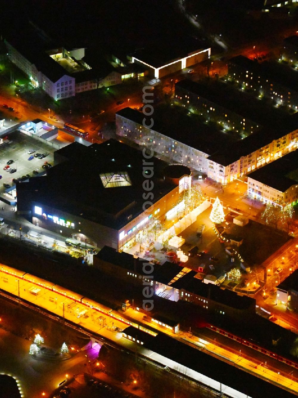 Aerial photograph at night Hennigsdorf - Night lighting Building of the shopping center between Postplatz and Poststrasse in Hennigsdorf in the state Brandenburg, Germany