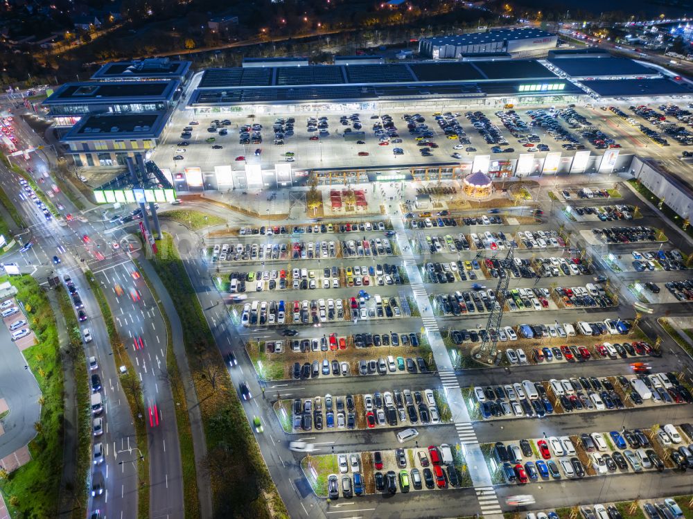 Dresden at night from the bird perspective: Night lighting building complex of the shopping center Kaufpark Dresden on Dohnaer Strasse in the Lockwitz district of Dresden in the state of Saxony, Germany