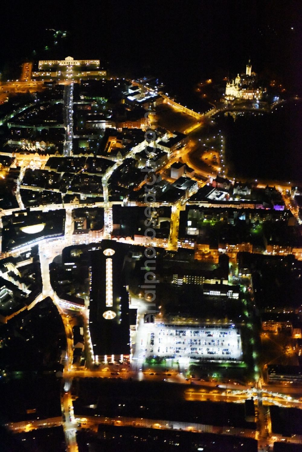 Aerial photograph at night Schwerin - Night view cityscape of downtown at the Marienplatz with the shopping center Castle Park Center of the ECE group and the Marienplatz-Galerie in Schwerin in Mecklenburg - Western Pomerania