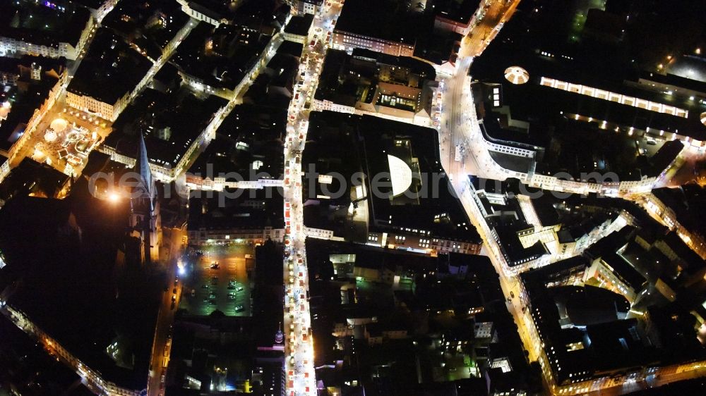 Aerial photograph at night Schwerin - Night view cityscape of downtown at the Marienplatz with the shopping center Castle Park Center of the ECE group and the Marienplatz-Galerie in Schwerin in Mecklenburg - Western Pomerania