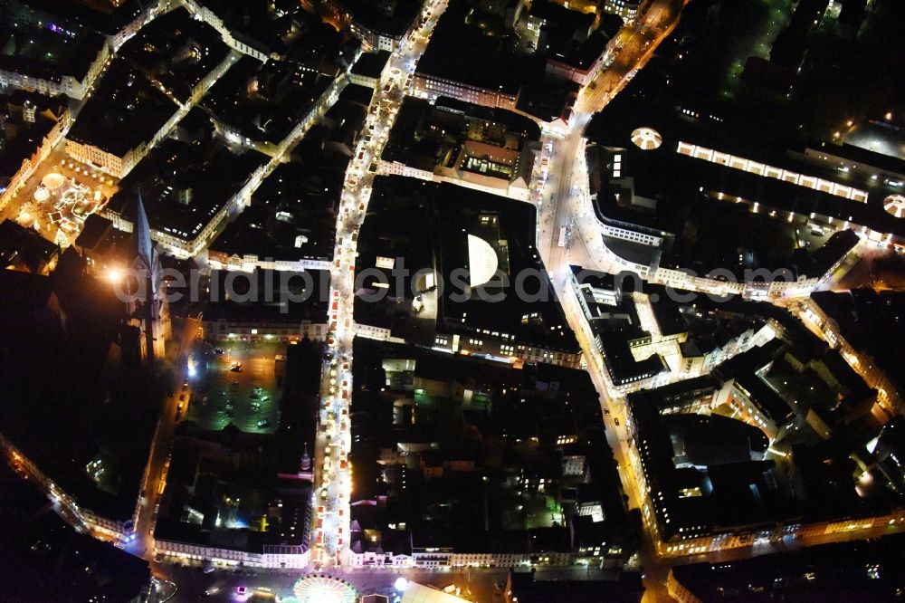 Aerial image at night Schwerin - Night view cityscape of downtown at the Marienplatz with the shopping center Castle Park Center of the ECE group and the Marienplatz-Galerie in Schwerin in Mecklenburg - Western Pomerania