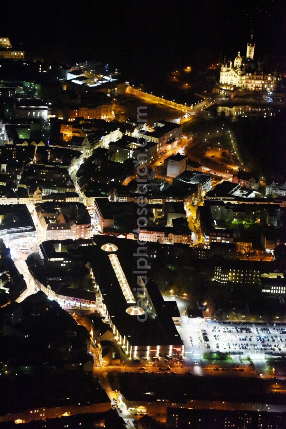 Aerial photograph at night Schwerin - Night view cityscape of downtown at the Marienplatz with the shopping center Castle Park Center of the ECE group in Schwerin in Mecklenburg - Western Pomerania