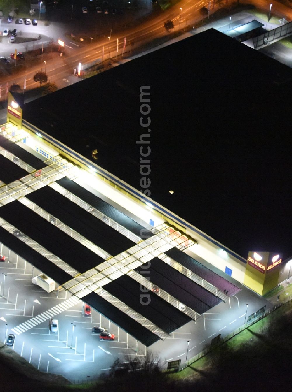 Aschaffenburg at night from the bird perspective: Night view Building of the shopping center SELGROS Cash & Carry Aschaffenburg on Neue Glattbacher Strasse in Aschaffenburg in the state Bavaria