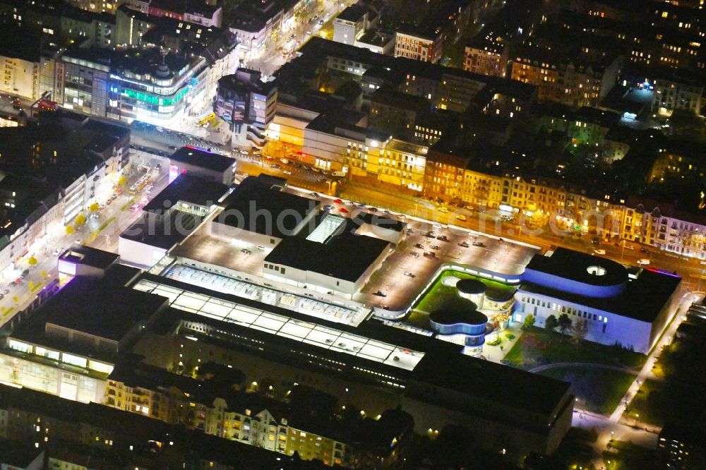 Berlin at night from the bird perspective: Night lighting at the shopping center Boulevard Berlin at Schlossstrasse, Schildhornstrasse, Lepsiusstrasse, Markelstrasse in Berlin-Steglitz. The building contractor was BAM Germany