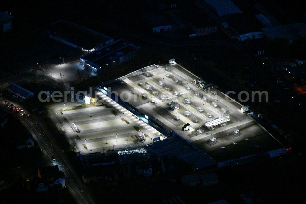 Meiningen at night from the bird perspective: Night lighting building of the shopping center on Defertshaeuser Weg in Meiningen in the state Thuringia, Germany