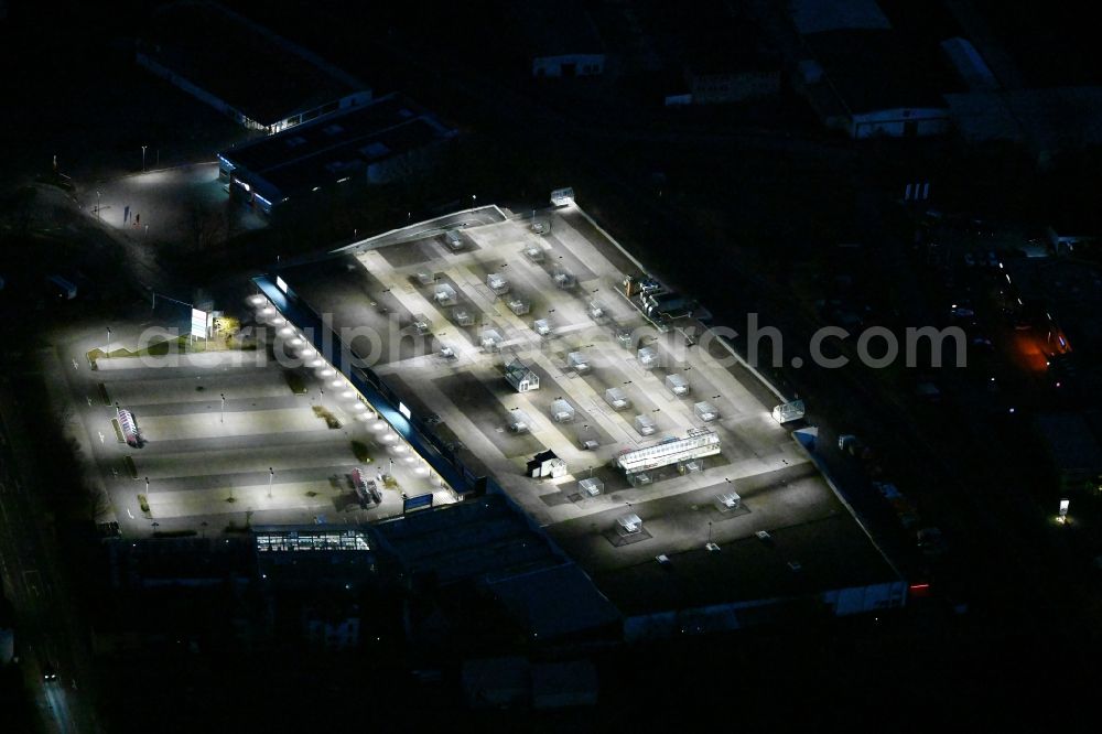 Aerial photograph at night Meiningen - Night lighting building of the shopping center on Defertshaeuser Weg in Meiningen in the state Thuringia, Germany