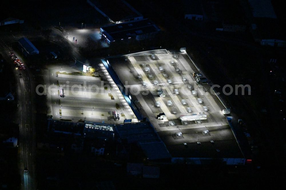 Aerial image at night Meiningen - Night lighting building of the shopping center on Defertshaeuser Weg in Meiningen in the state Thuringia, Germany