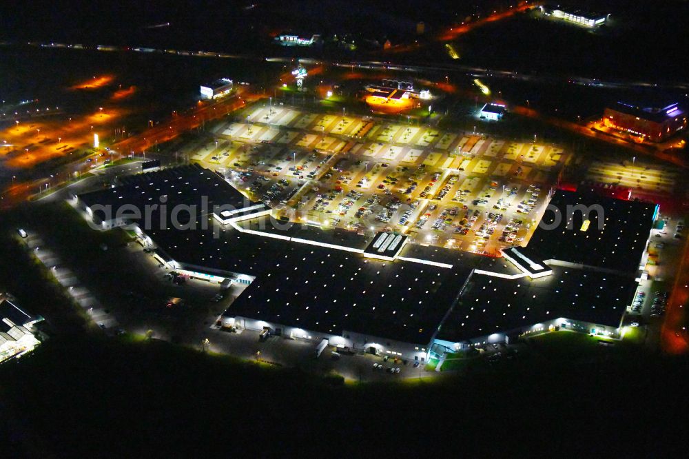 Landsberg at night from the bird perspective: Night lighting building of the shopping center Halle Center on street Saarbruecker Strasse in the district Peissen in Landsberg in the state Saxony-Anhalt, Germany