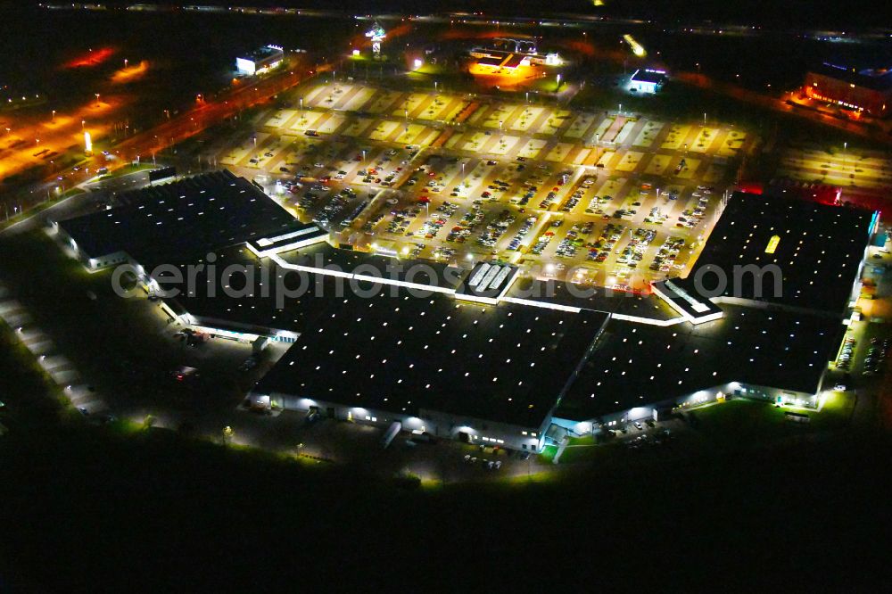 Aerial photograph at night Landsberg - Night lighting building of the shopping center Halle Center on street Saarbruecker Strasse in the district Peissen in Landsberg in the state Saxony-Anhalt, Germany