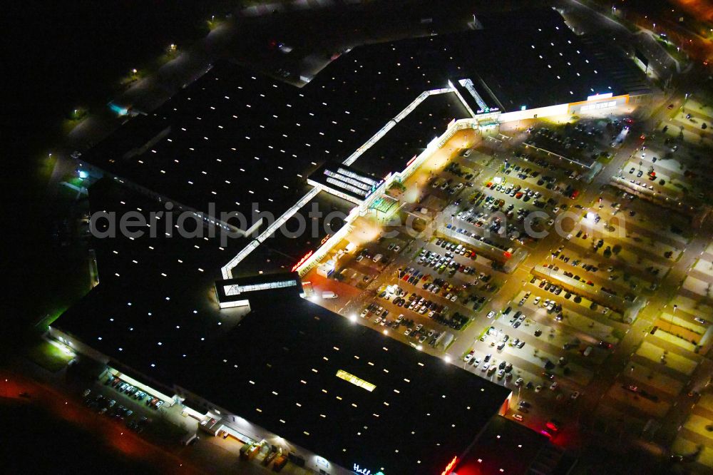 Aerial image at night Landsberg - Night lighting building of the shopping center Halle Center on street Saarbruecker Strasse in the district Peissen in Landsberg in the state Saxony-Anhalt, Germany