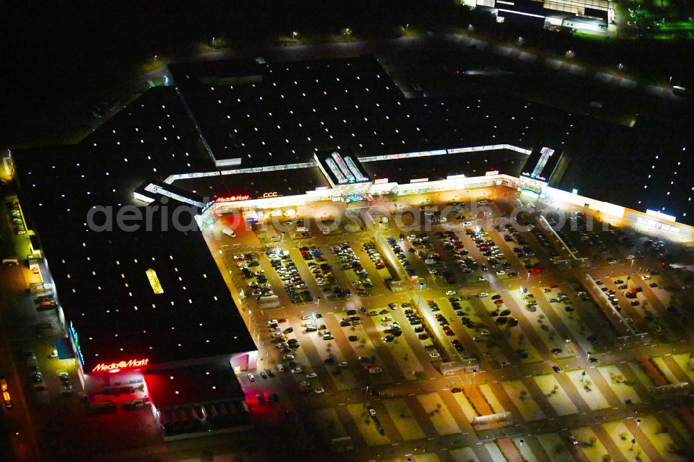 Landsberg at night from the bird perspective: Night lighting building of the shopping center Halle Center on street Saarbruecker Strasse in the district Peissen in Landsberg in the state Saxony-Anhalt, Germany