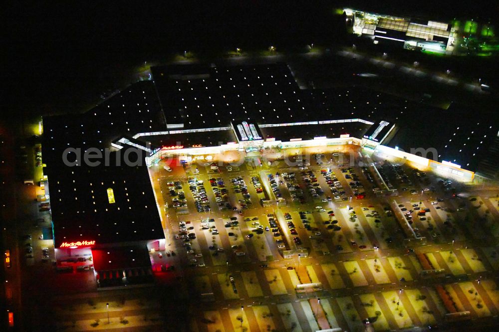 Aerial photograph at night Landsberg - Night lighting building of the shopping center Halle Center on street Saarbruecker Strasse in the district Peissen in Landsberg in the state Saxony-Anhalt, Germany