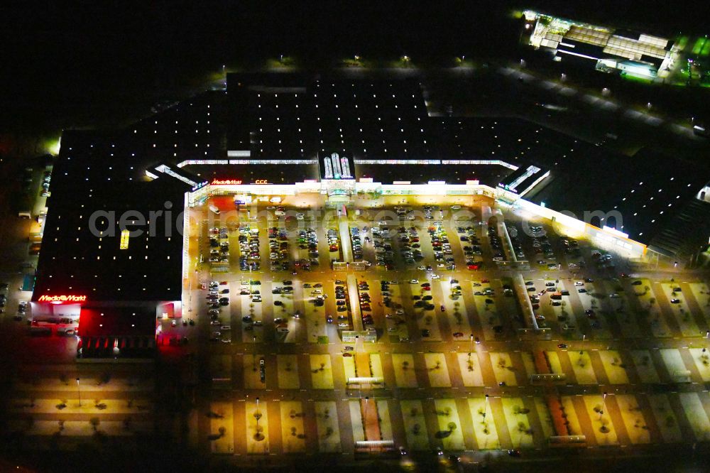 Aerial image at night Landsberg - Night lighting building of the shopping center Halle Center on street Saarbruecker Strasse in the district Peissen in Landsberg in the state Saxony-Anhalt, Germany