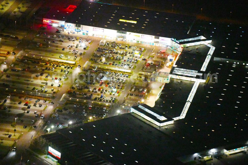 Landsberg at night from the bird perspective: Night lighting building of the shopping center Halle Center on street Saarbruecker Strasse in the district Peissen in Landsberg in the state Saxony-Anhalt, Germany