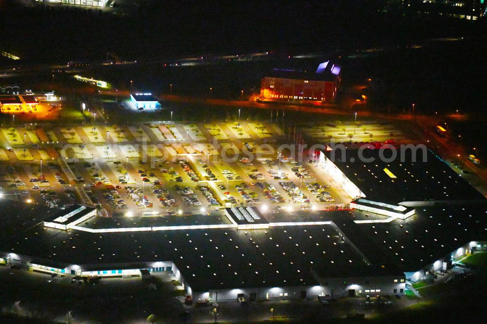 Aerial photograph at night Landsberg - Night lighting building of the shopping center Halle Center on street Saarbruecker Strasse in the district Peissen in Landsberg in the state Saxony-Anhalt, Germany