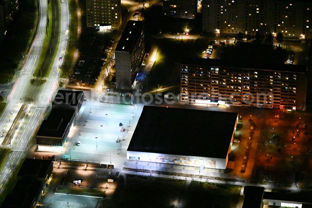 Jena at night from the bird perspective: Night lighting building of the shopping center on place Salvador-Allende-Platz in the district Lobeda in Jena in the state Thuringia, Germany