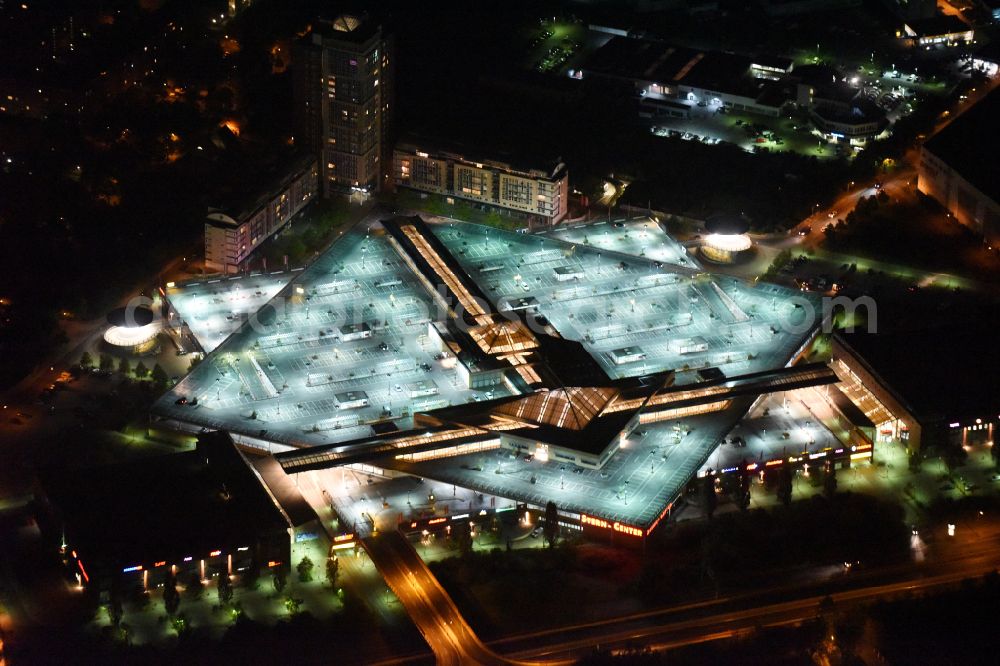 Potsdam at night from the bird perspective: Night lighting building of the shopping center Stern-Center in the district Drewitz in Potsdam in the state Brandenburg, Germany