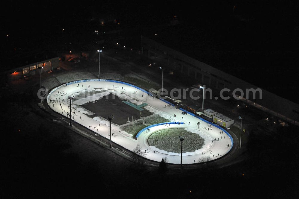 Dresden at night from above - Nachtaufnahme der Eislaufbahn in der Magdeburger Straße in Dresden-Friedrichsstadt. Die Bahn wird vom Eislauf-Verein Dresden e. V. betrieben. Night shot of the skating rink in the Magdeburger Strasse in Dresden-Friedrichstadt.