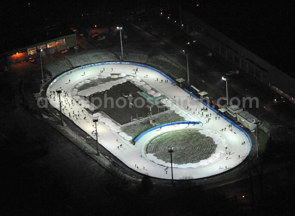 Dresden at night from the bird perspective: Nachtaufnahme der Eislaufbahn in der Magdeburger Straße in Dresden-Friedrichsstadt. Die Bahn wird vom Eislauf-Verein Dresden e. V. betrieben. Night shot of the skating rink in the Magdeburger Strasse in Dresden-Friedrichstadt.