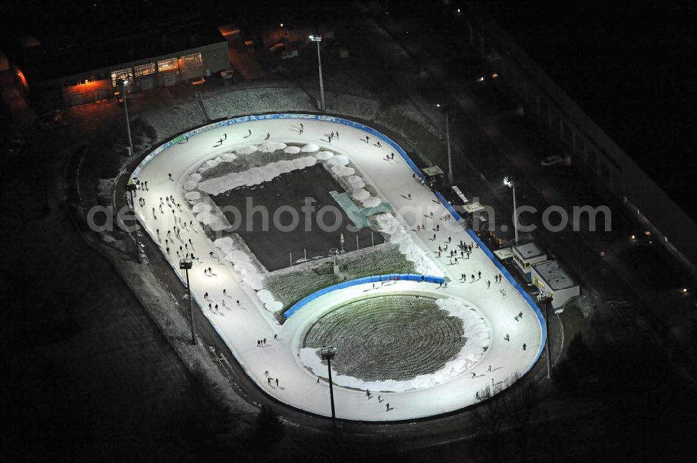 Aerial photograph at night Dresden - Nachtaufnahme der Eislaufbahn in der Magdeburger Straße in Dresden-Friedrichsstadt. Die Bahn wird vom Eislauf-Verein Dresden e. V. betrieben. Night shot of the skating rink in the Magdeburger Strasse in Dresden-Friedrichstadt.