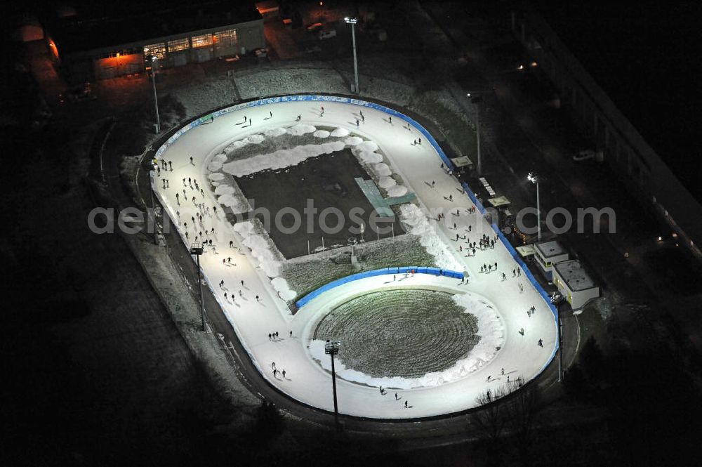 Aerial image at night Dresden - Nachtaufnahme der Eislaufbahn in der Magdeburger Straße in Dresden-Friedrichsstadt. Die Bahn wird vom Eislauf-Verein Dresden e. V. betrieben. Night shot of the skating rink in the Magdeburger Strasse in Dresden-Friedrichstadt.