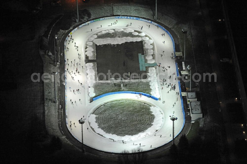 Dresden at night from above - Nachtaufnahme der Eislaufbahn in der Magdeburger Straße in Dresden-Friedrichsstadt. Die Bahn wird vom Eislauf-Verein Dresden e. V. betrieben. Night shot of the skating rink in the Magdeburger Strasse in Dresden-Friedrichstadt.