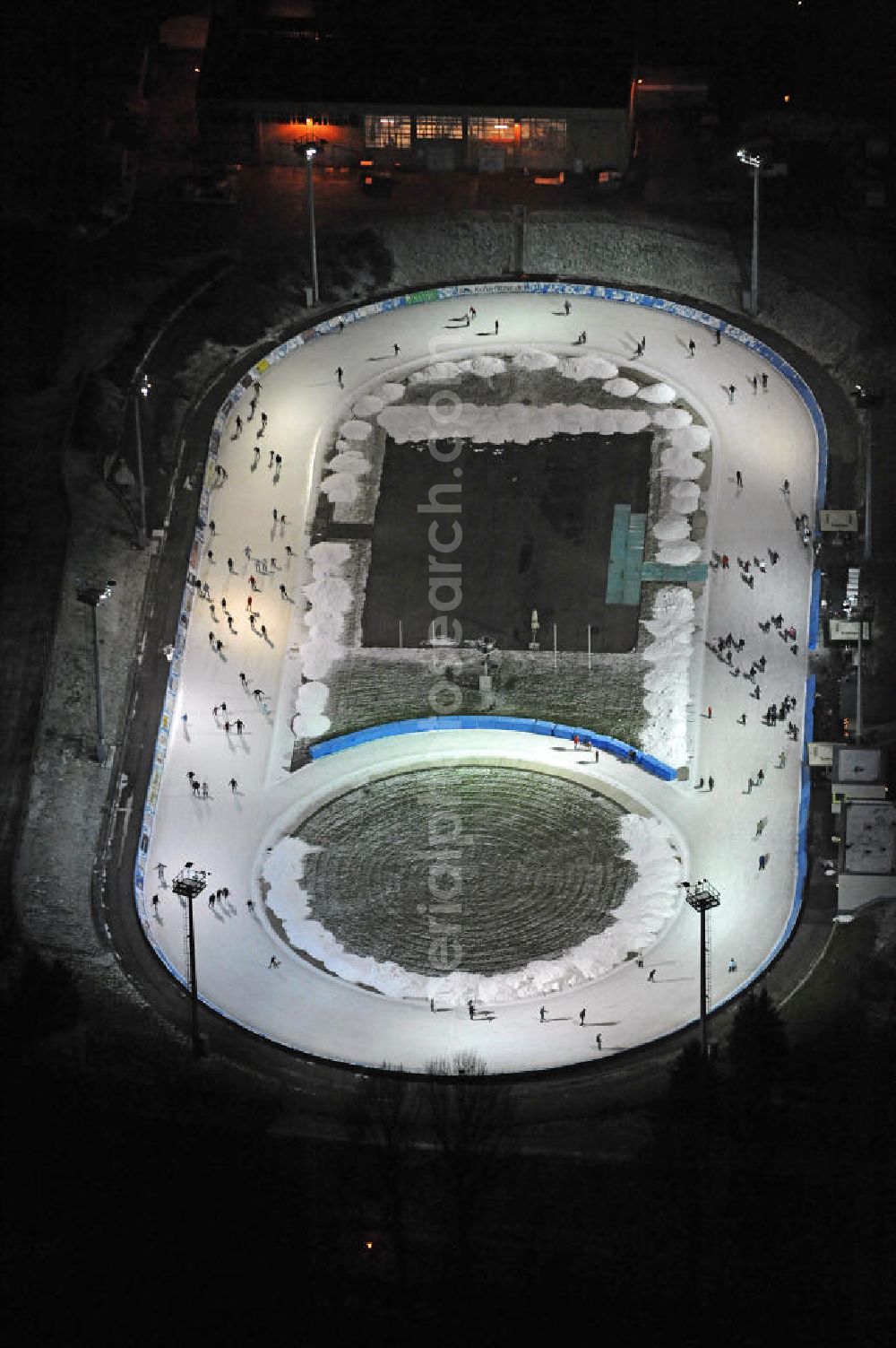 Dresden at night from the bird perspective: Nachtaufnahme der Eislaufbahn in der Magdeburger Straße in Dresden-Friedrichsstadt. Die Bahn wird vom Eislauf-Verein Dresden e. V. betrieben. Night shot of the skating rink in the Magdeburger Strasse in Dresden-Friedrichstadt.