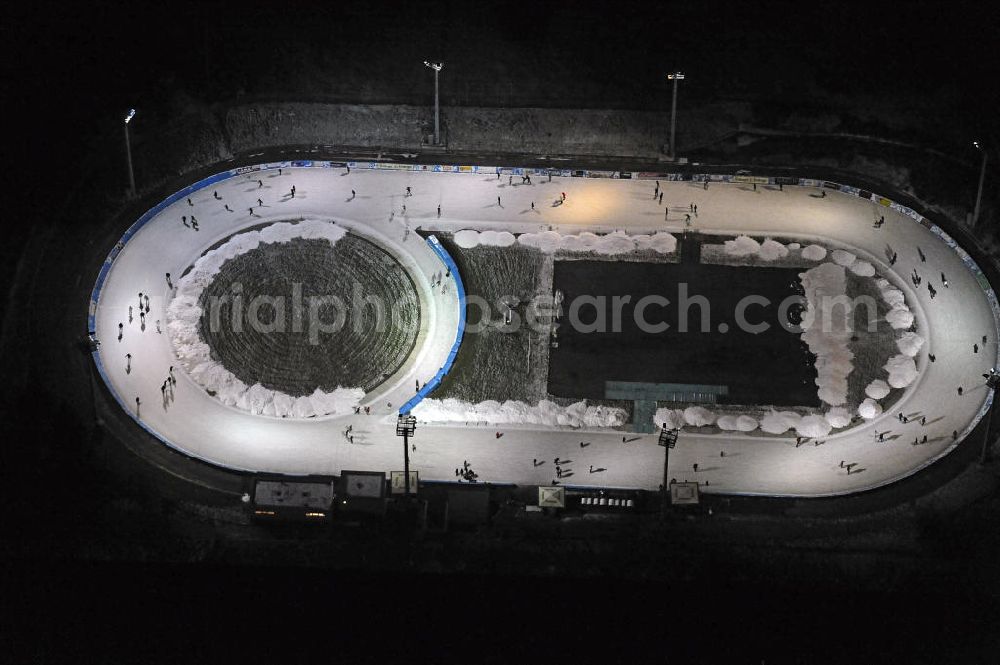 Aerial image at night Dresden - Nachtaufnahme der Eislaufbahn in der Magdeburger Straße in Dresden-Friedrichsstadt. Die Bahn wird vom Eislauf-Verein Dresden e. V. betrieben. Night shot of the skating rink in the Magdeburger Strasse in Dresden-Friedrichstadt.