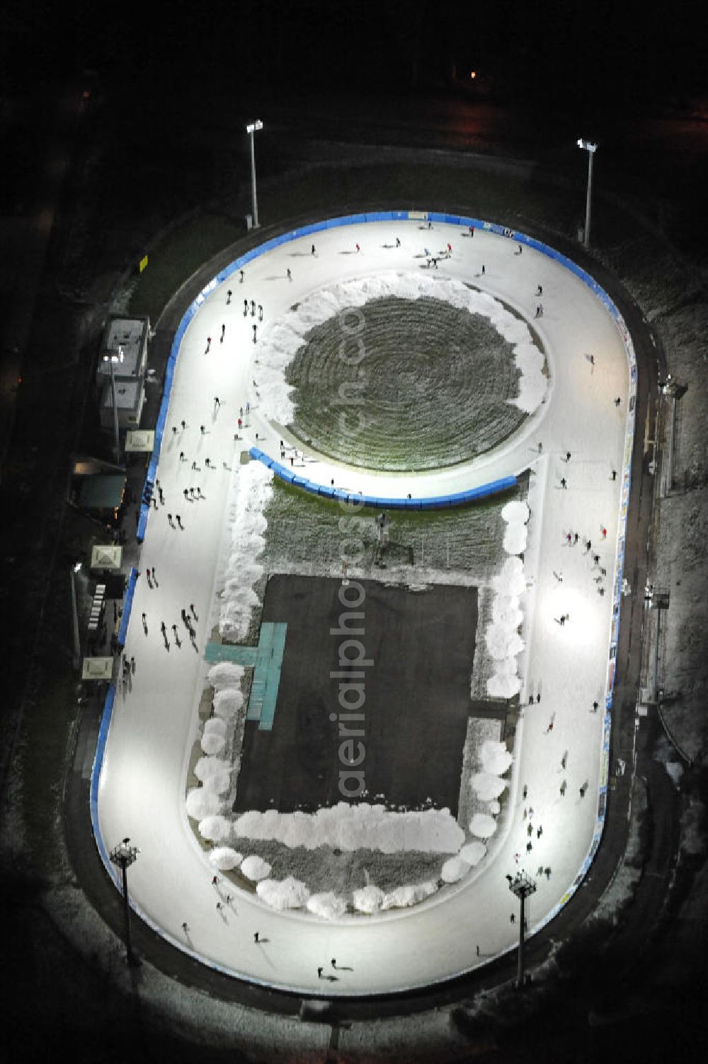 Dresden at night from above - Nachtaufnahme der Eislaufbahn in der Magdeburger Straße in Dresden-Friedrichsstadt. Die Bahn wird vom Eislauf-Verein Dresden e. V. betrieben. Night shot of the skating rink in the Magdeburger Strasse in Dresden-Friedrichstadt.