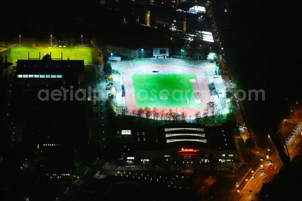 Aerial photograph at night Potsdam - Night view ensemble of sports grounds Luftschiffhafen Potsdam Olympischer Weg in the district Westliche Vorstadt in Potsdam in the state Brandenburg