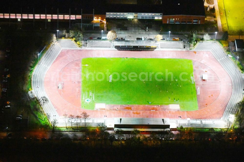 Potsdam at night from the bird perspective: Night view ensemble of sports grounds Luftschiffhafen Potsdam Olympischer Weg in the district Westliche Vorstadt in Potsdam in the state Brandenburg