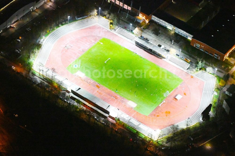 Aerial photograph at night Potsdam - Night view ensemble of sports grounds Luftschiffhafen Potsdam Olympischer Weg in the district Westliche Vorstadt in Potsdam in the state Brandenburg