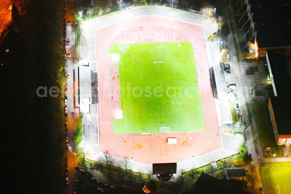 Aerial image at night Potsdam - Night view ensemble of sports grounds Luftschiffhafen Potsdam Olympischer Weg in the district Westliche Vorstadt in Potsdam in the state Brandenburg