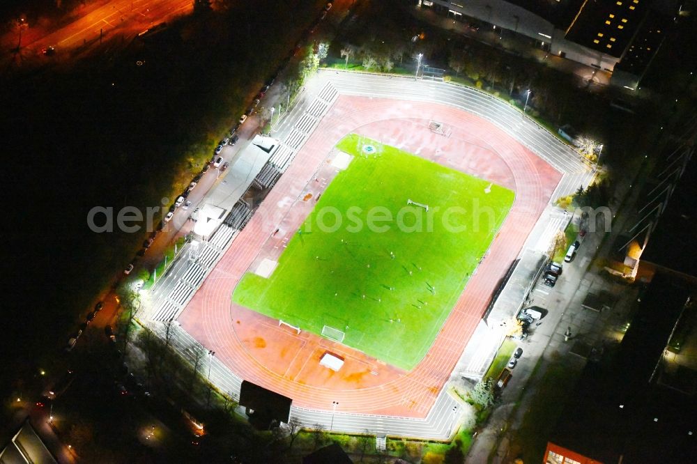 Potsdam at night from above - Night view ensemble of sports grounds Luftschiffhafen Potsdam Olympischer Weg in the district Westliche Vorstadt in Potsdam in the state Brandenburg