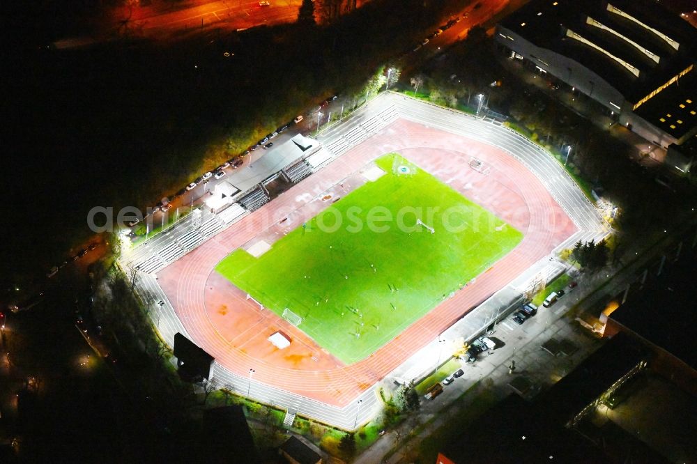 Potsdam at night from the bird perspective: Night view ensemble of sports grounds Luftschiffhafen Potsdam Olympischer Weg in the district Westliche Vorstadt in Potsdam in the state Brandenburg