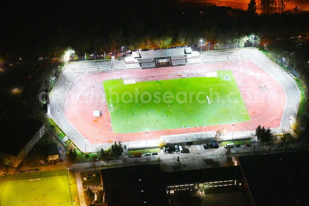 Aerial photograph at night Potsdam - Night view ensemble of sports grounds Luftschiffhafen Potsdam Olympischer Weg in the district Westliche Vorstadt in Potsdam in the state Brandenburg