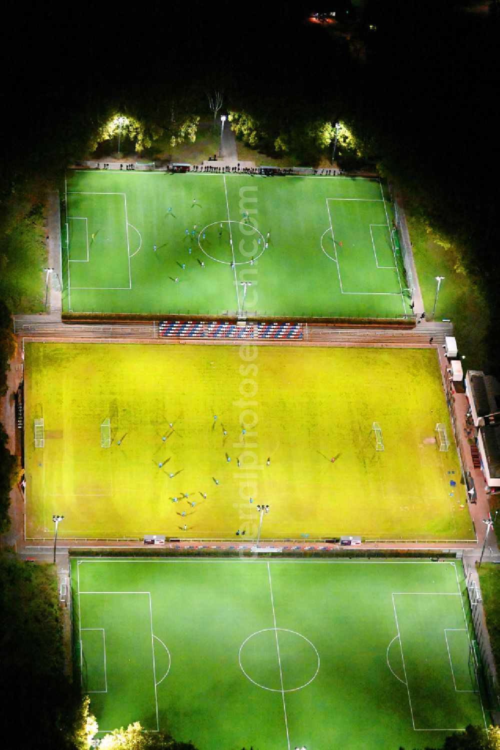 Aerial image at night Berlin - Night lights and lighting ensemble of the Werner-Seelenbinder-Sportpark sports grounds of SV Tasmania Berlin eV on Oderstrasse in the Neukoelln district of Berlin