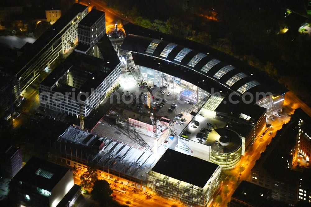 Berlin at night from the bird perspective: Night lighting Extension - new building - construction site on the trading grounds of Daimler AG on Gutenbergstrasse in Berlin, Germany