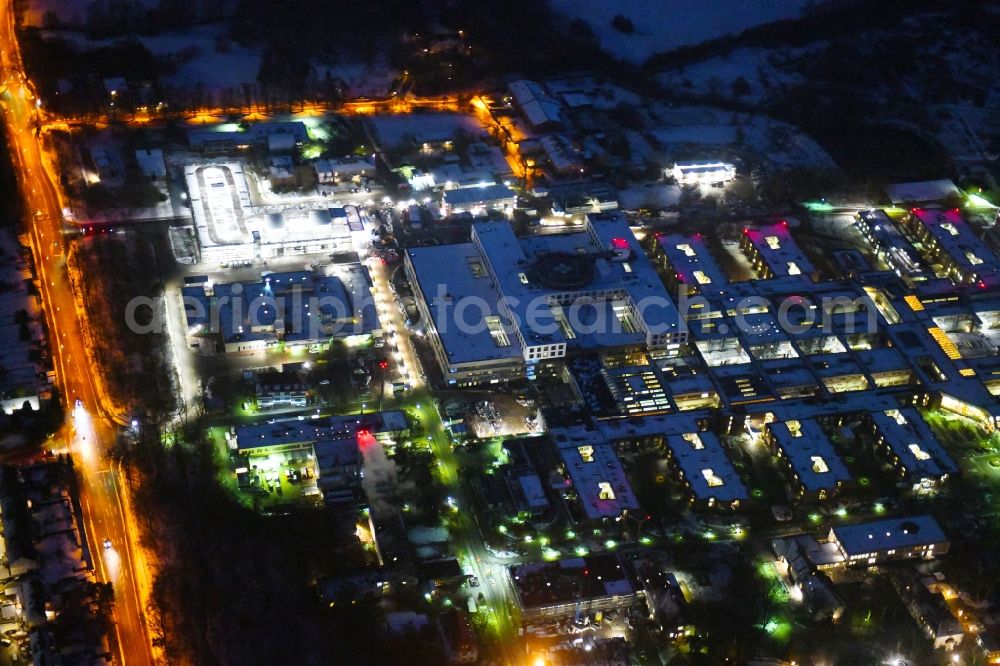 Aerial photograph at night Lübeck - Night lighting construction site for a new extension to the hospital grounds UKSH Universitaetsklinikum Schleswig-Holstein in the district St. Juergen in Luebeck in the state Schleswig-Holstein, Germany