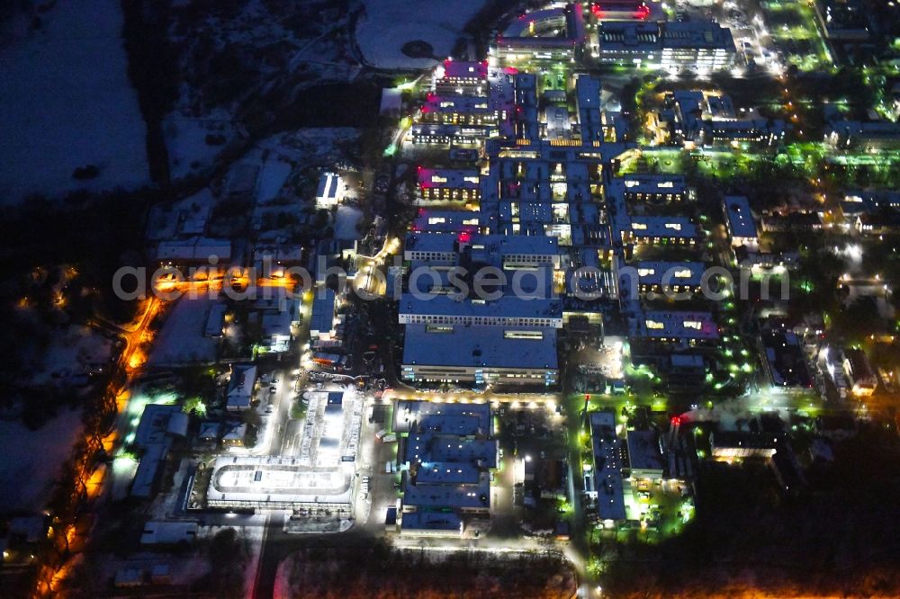 Lübeck at night from above - Night lighting construction site for a new extension to the hospital grounds UKSH Universitaetsklinikum Schleswig-Holstein in the district St. Juergen in Luebeck in the state Schleswig-Holstein, Germany