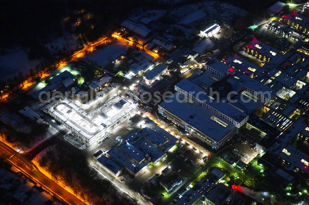 Lübeck at night from the bird perspective: Night lighting construction site for a new extension to the hospital grounds UKSH Universitaetsklinikum Schleswig-Holstein in the district St. Juergen in Luebeck in the state Schleswig-Holstein, Germany