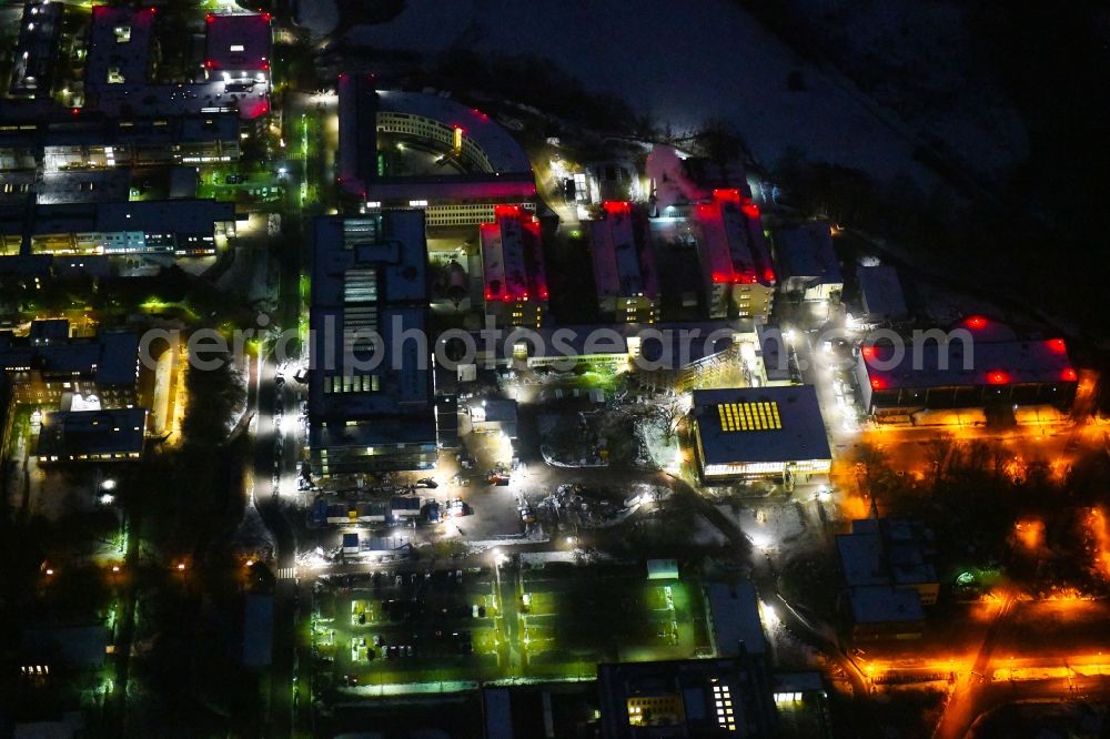 Lübeck at night from the bird perspective: Night lighting construction site for a new extension to the hospital grounds UKSH Universitaetsklinikum Schleswig-Holstein in the district St. Juergen in Luebeck in the state Schleswig-Holstein, Germany