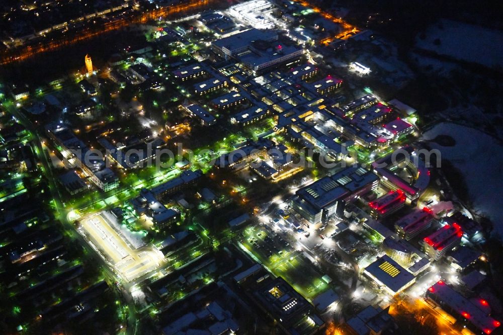 Aerial image at night Lübeck - Night lighting construction site for a new extension to the hospital grounds UKSH Universitaetsklinikum Schleswig-Holstein in the district St. Juergen in Luebeck in the state Schleswig-Holstein, Germany