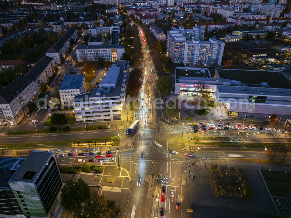 Aerial photograph at night Dresden - Night lighting color markings of the lanes of road traffic in the course of the road crossing on street Guentzstrasse - Strassburger Platz - Lennestrasse in the district Seevorstadt-Ost in Dresden in the state Saxony, Germany